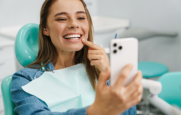 paciente sonriendo en clínica